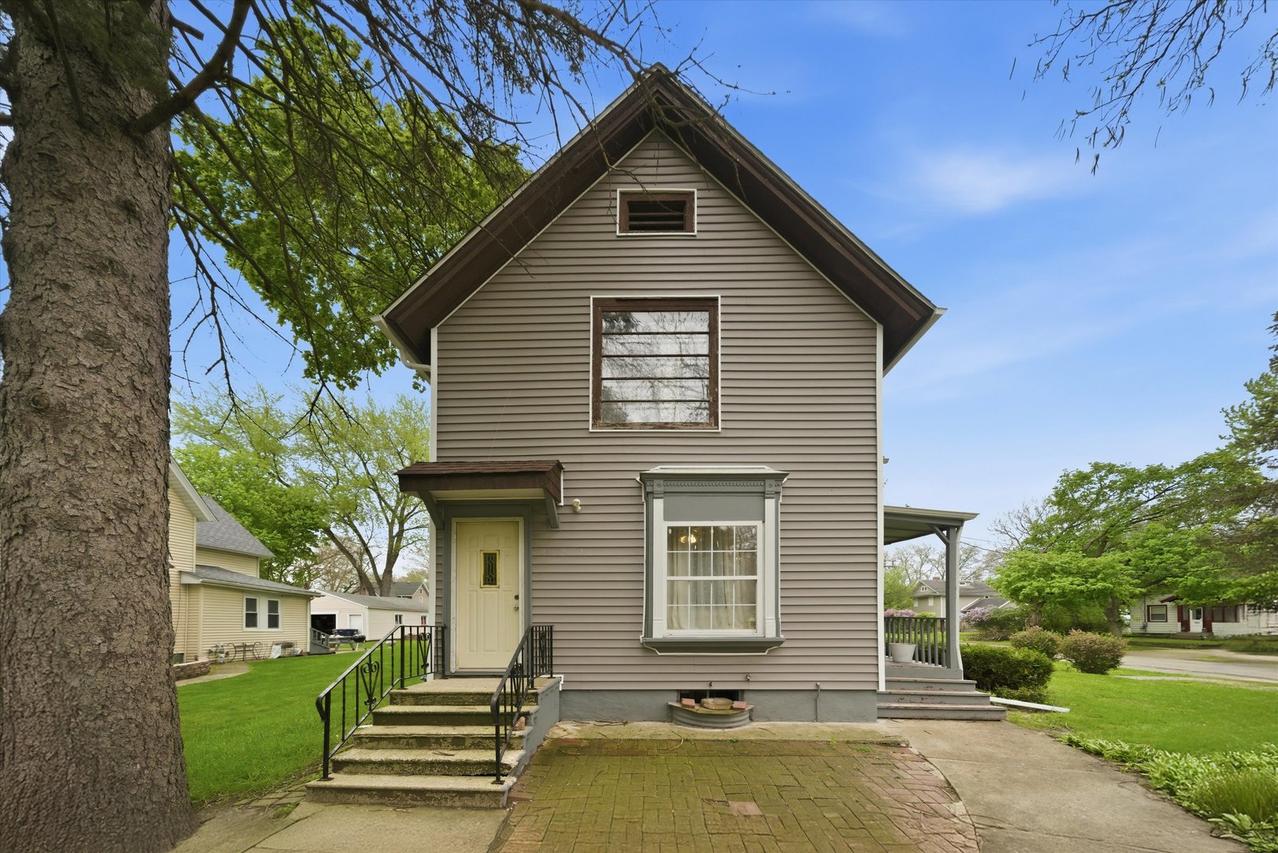 1003 Saint John St., Elgin, IL 60120