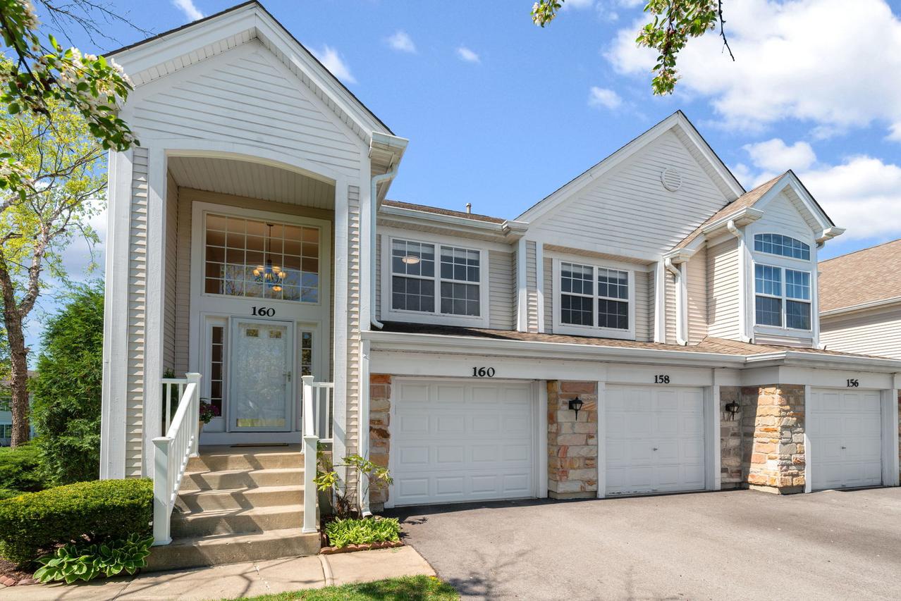 160 Fairfield Ln., Carol Stream, IL 60188