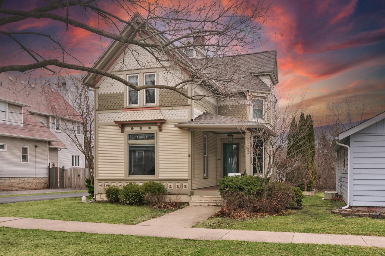 123 Raymond Ave., Barrington, IL 60010