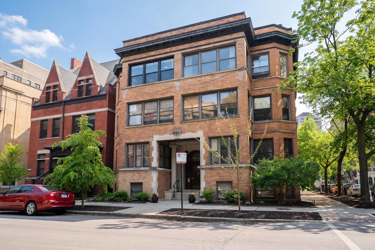 445 W Surf St. #3E, Chicago, IL 60657