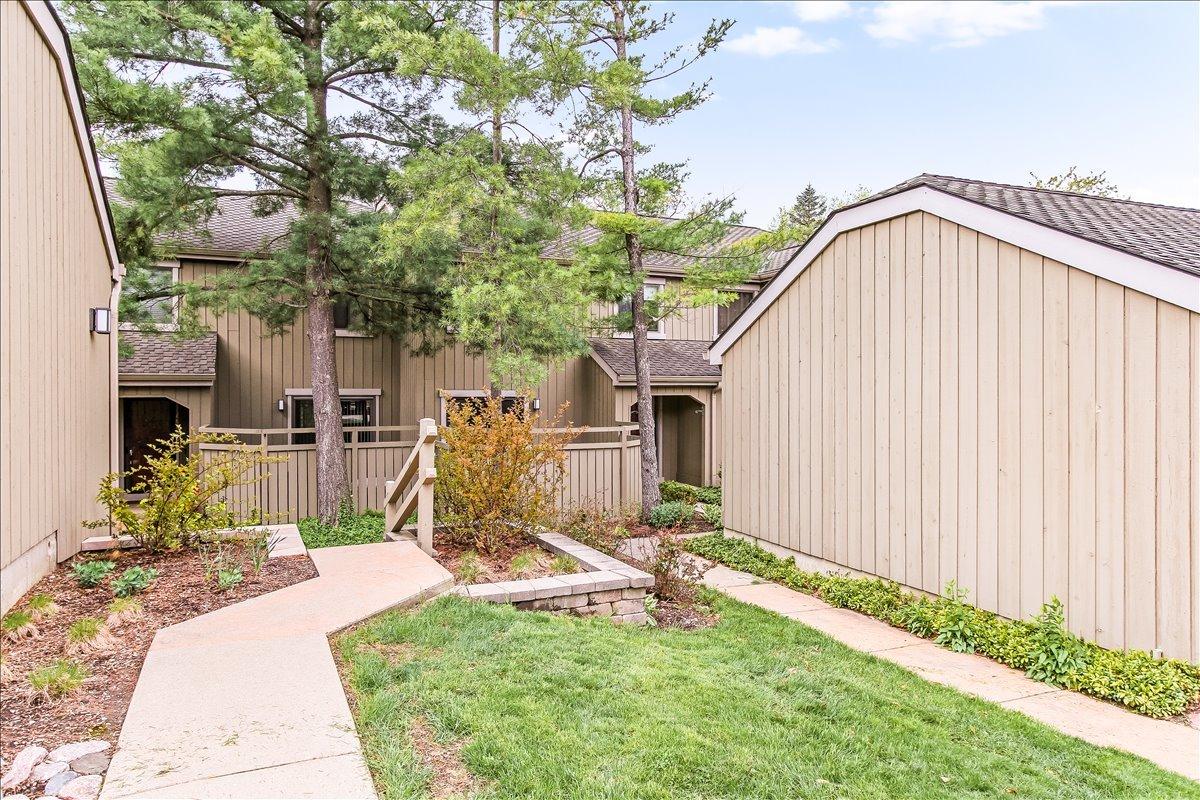 789 Oak Hill Rd., Lake Barrington, IL 60010