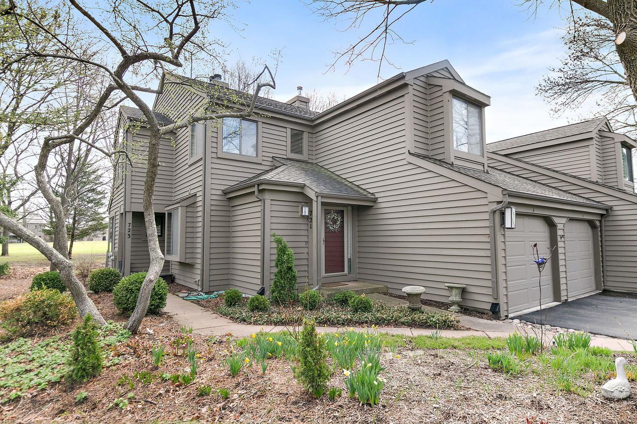 723 Golf Ln. #944, Lake Barrington, IL 60010