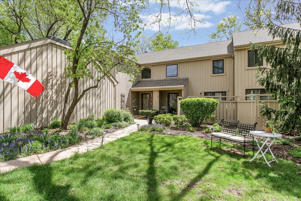 79 Hunt Tr., Lake Barrington, IL 60010