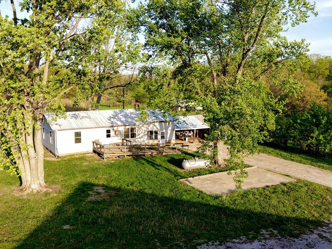 000 N 1900th St., Cowden, IL 62863