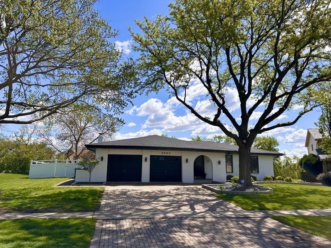 6603 Chaucer Rd., Willowbrook, IL 60527