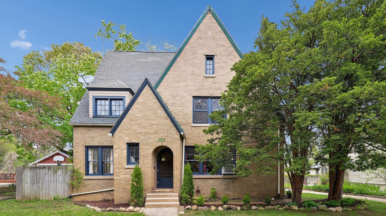 726 W Highland Ave., Elgin, IL 60123