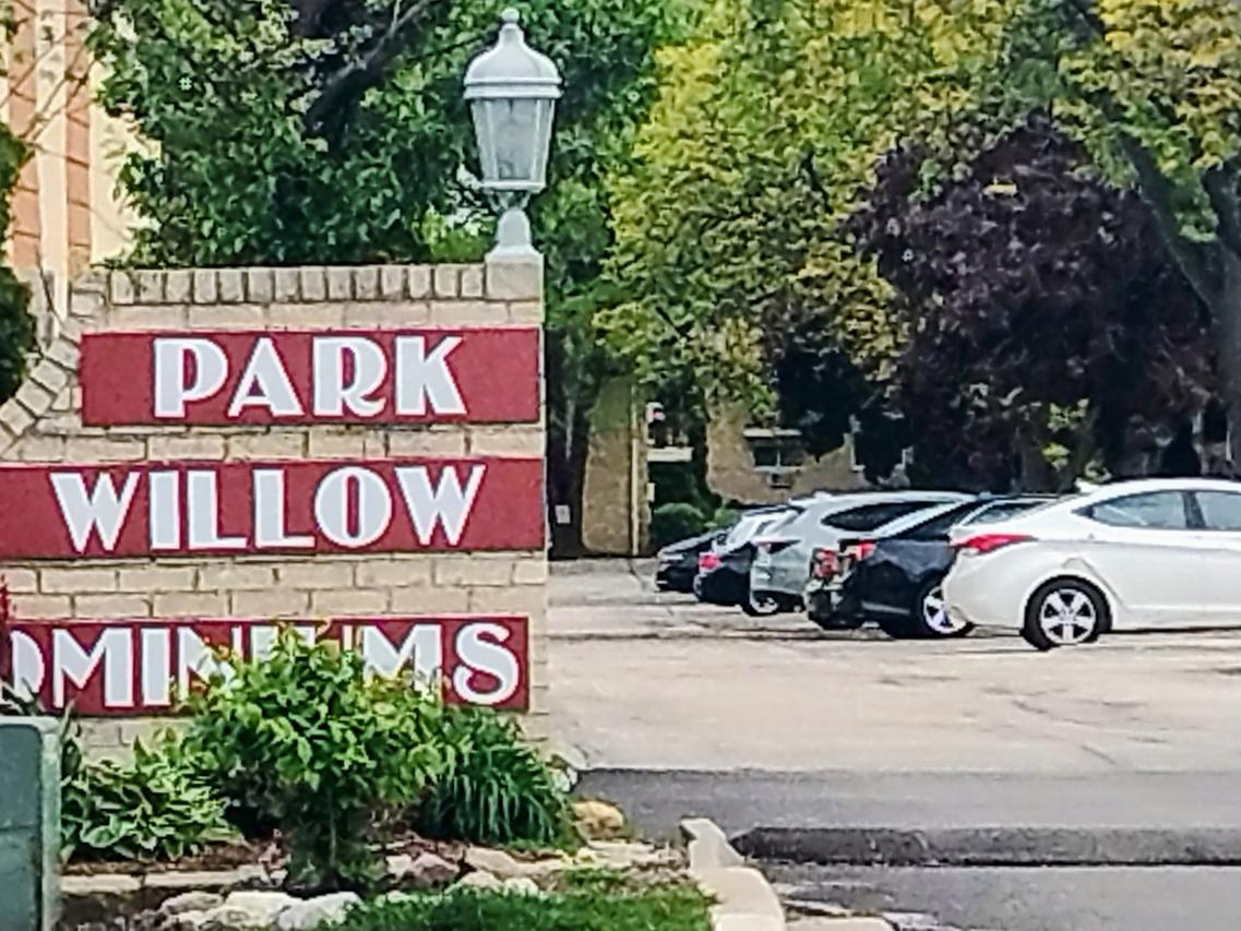551 Carlysle Dr. #2, Clarendon Hills, IL 60514