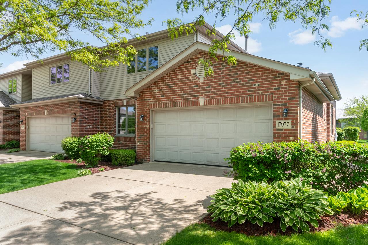 17977 Lochwood Pl., Tinley Park, IL 60487