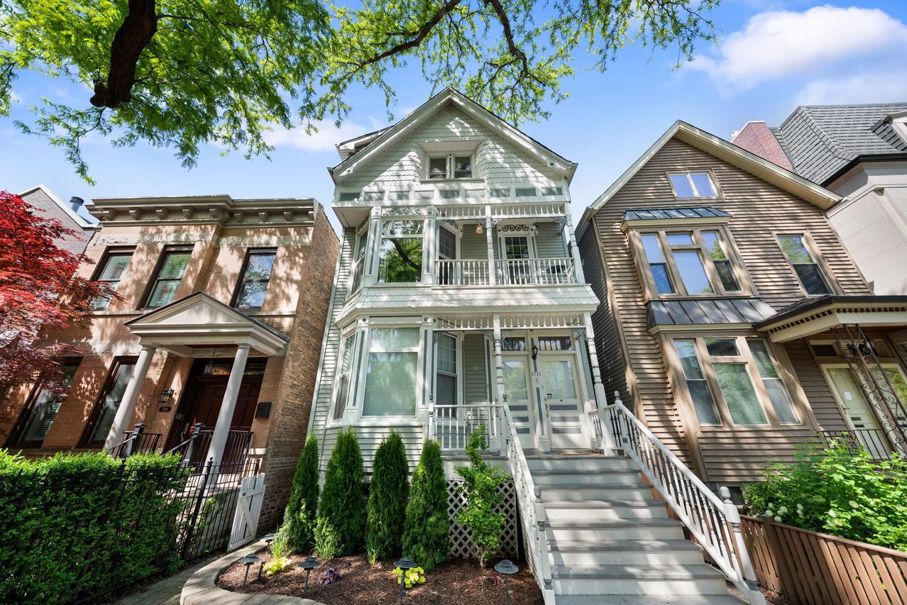 3722 N Bosworth Ave., Chicago, IL 60613