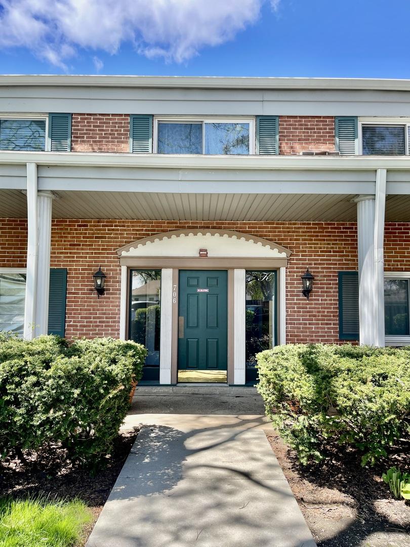 706 E Algonquin Rd. #204, Arlington Heights, IL 60005