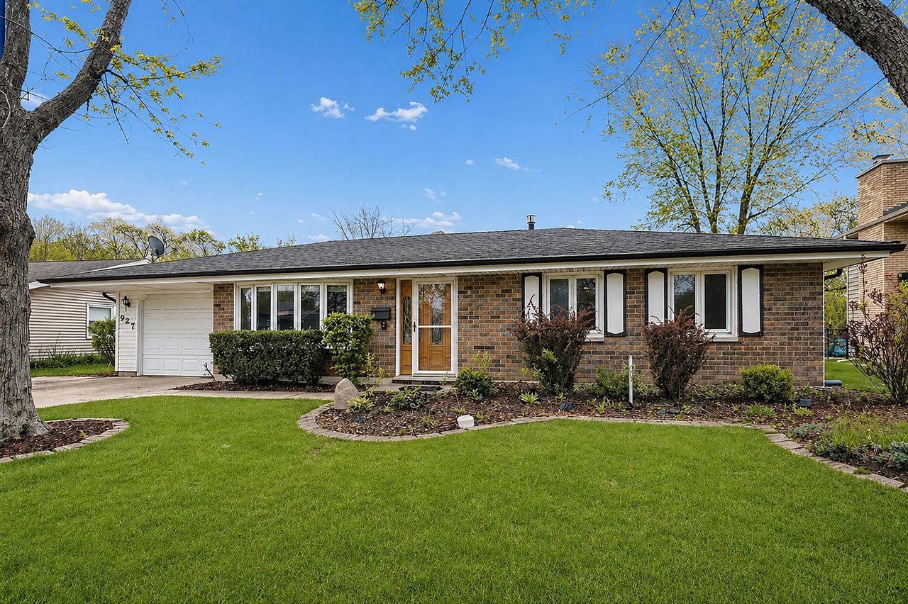 927 Gregory Ln., Schaumburg, IL 60193