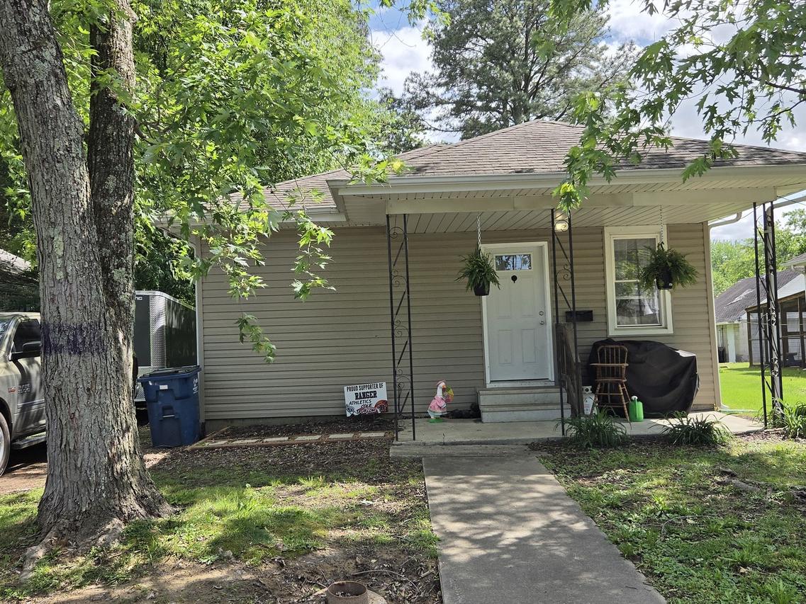 718 E Taylor St., Benton, IL 62812
