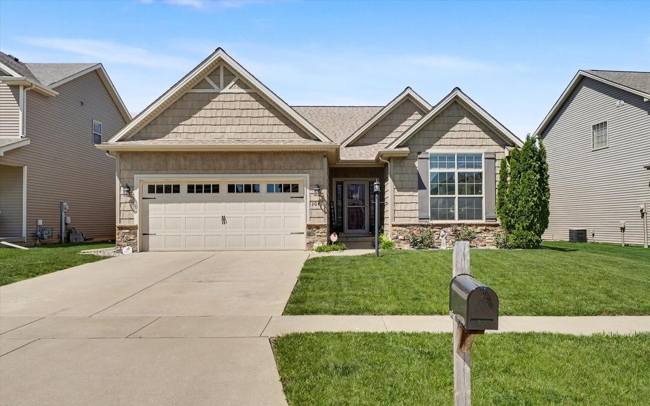 104 Sunflower St., Savoy, IL 61874