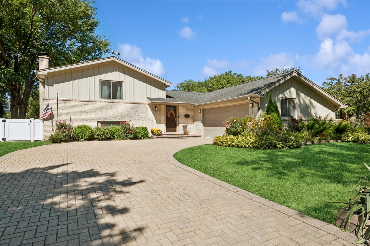 3134 Maple Leaf Dr., Glenview, IL 60026