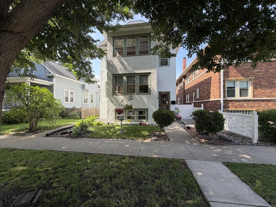 9002 Sheridan Ave., Brookfield, IL 60513