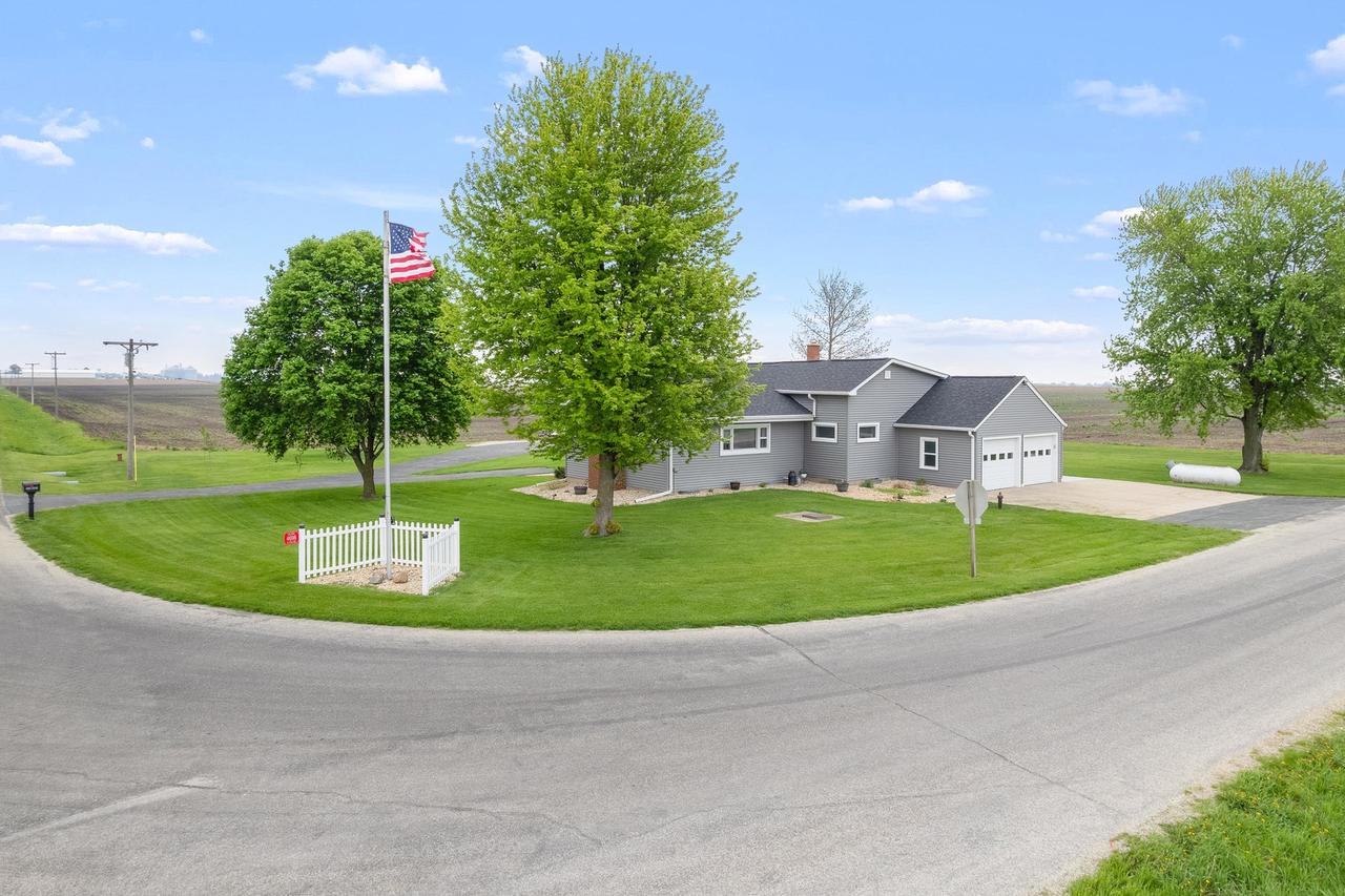 4698 E 17th. Rd., Leland, IL 60531