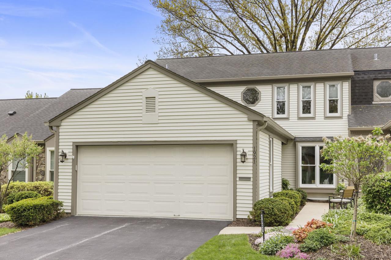 1921 Wexford Cir., Wheaton, IL 60189