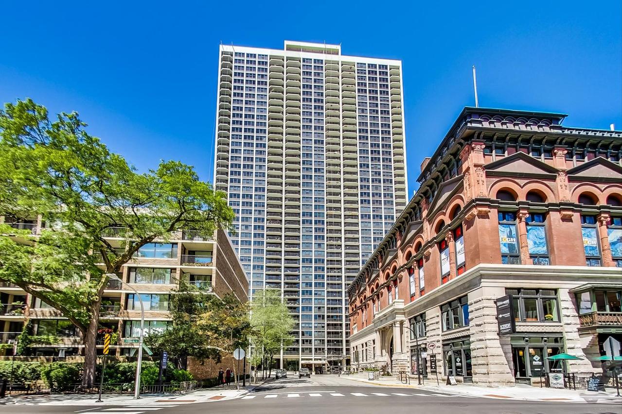 1560 N Sandburg Ter. #2411J, Chicago, IL 60610