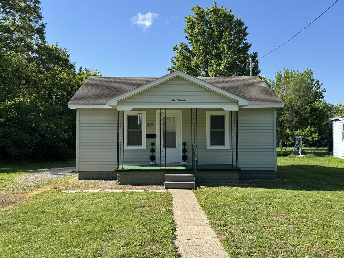 219 W 7th St., Flora, IL 62839