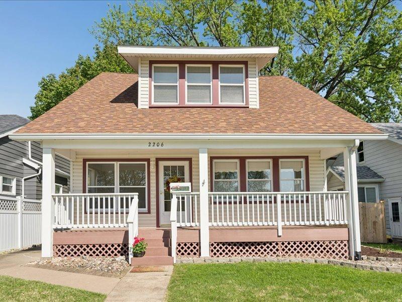 2206 6th St., Moline, IL 61265