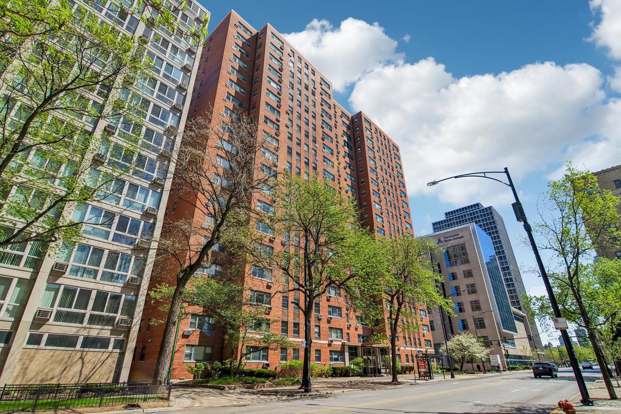 2909 N Sheridan Rd. #1201, Chicago, IL 60657