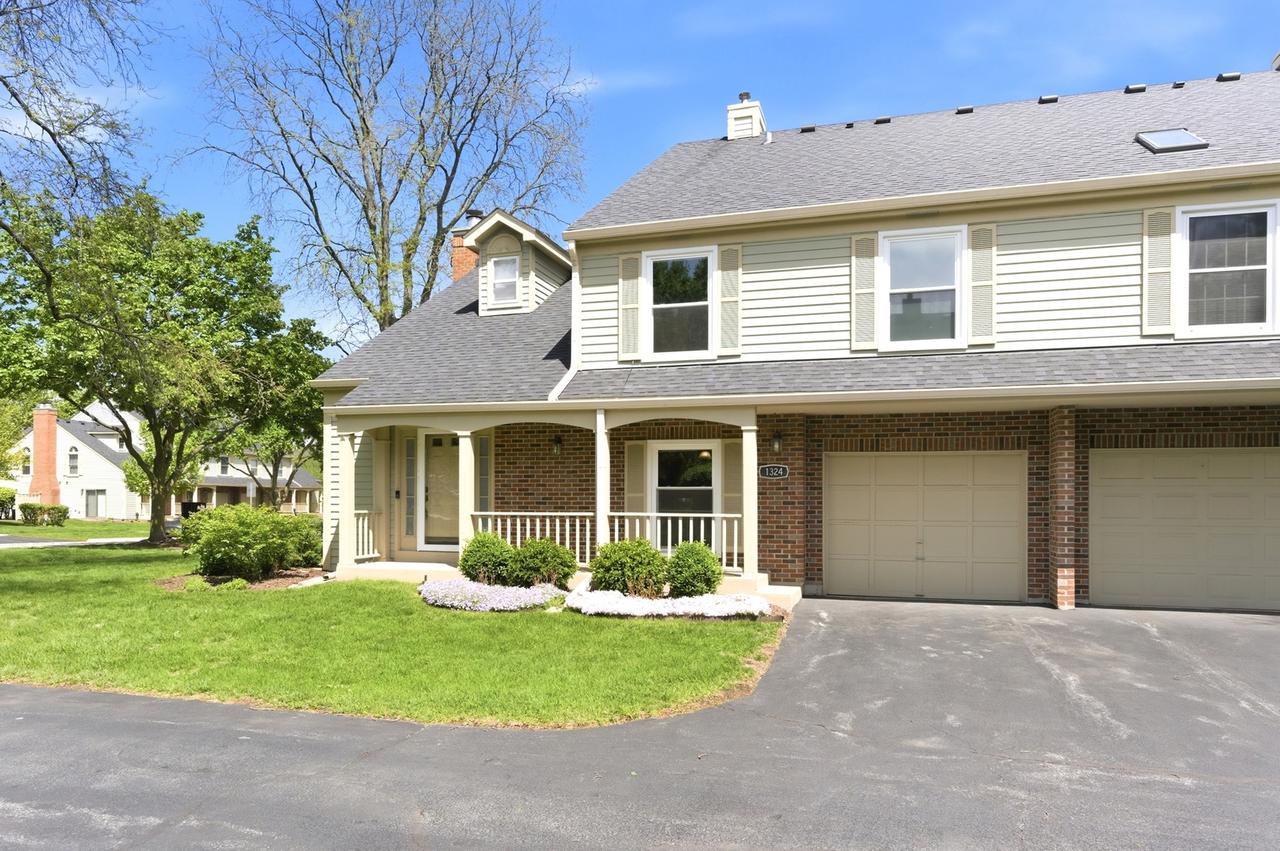 1324 Queensgreen Cir., Naperville, IL 60563