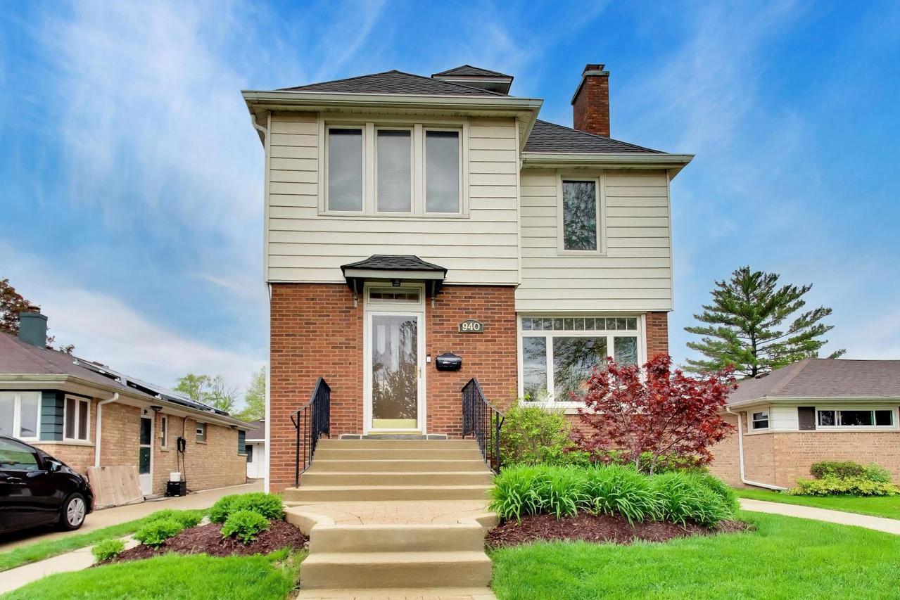 940 W Grant Dr., Des Plaines, IL 60016