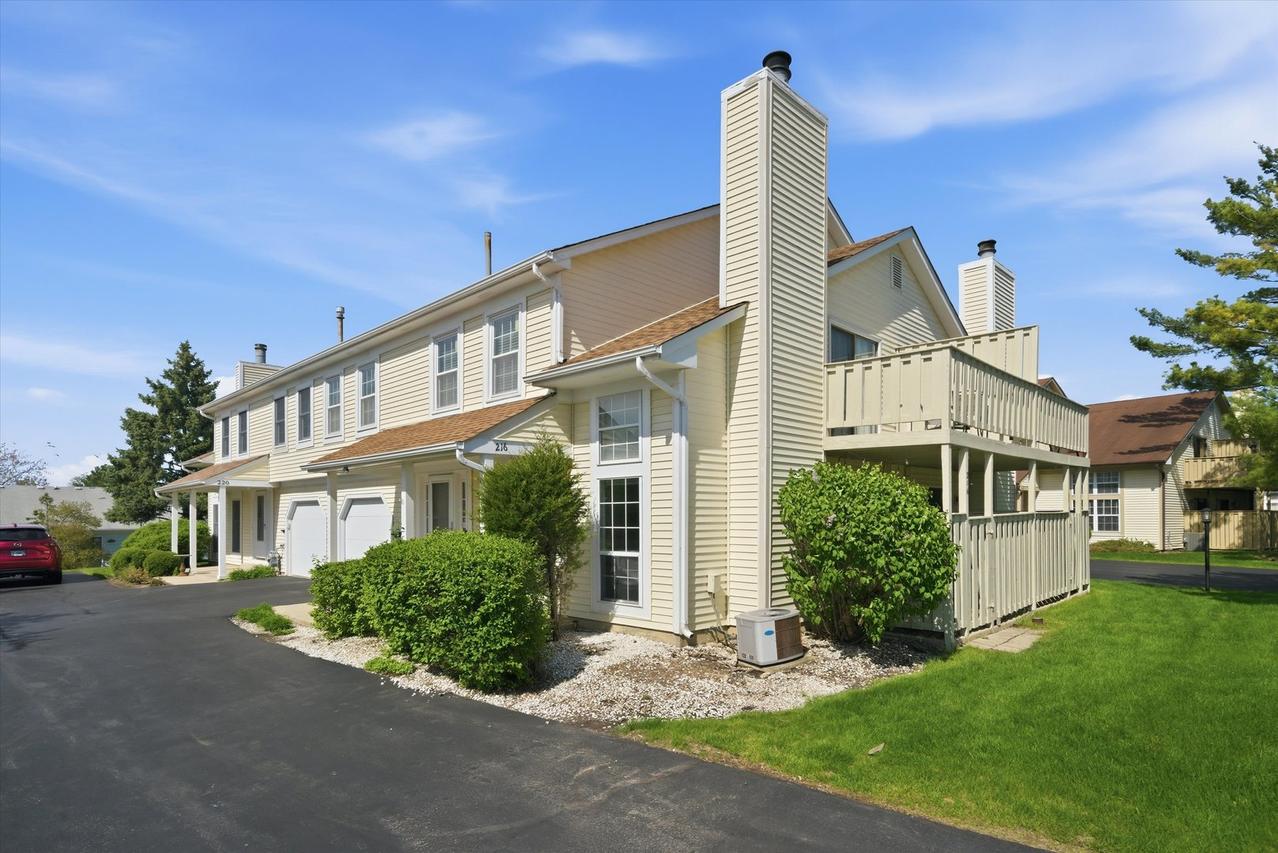 216 Whitewood Dr., Streamwood, IL 60107