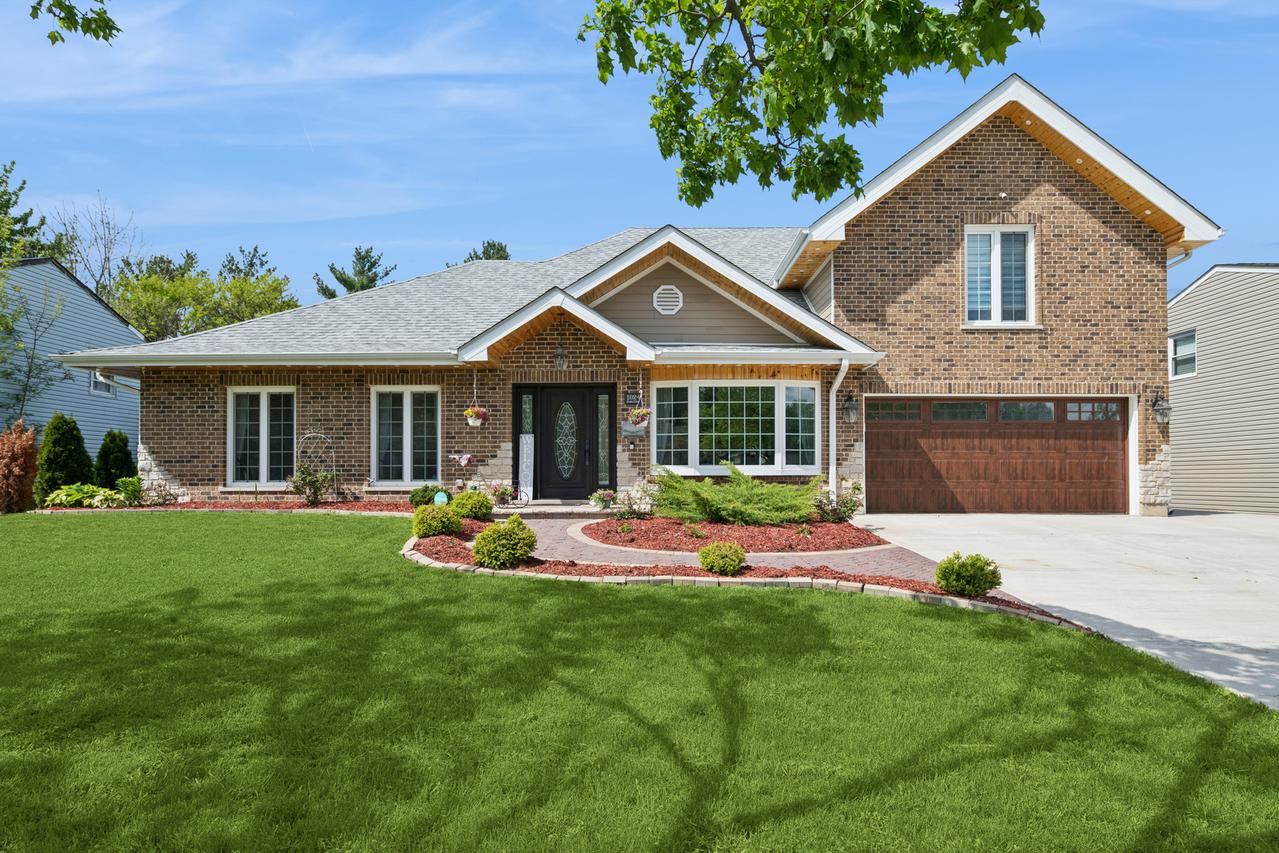 1024 Parker Dr., Schaumburg, IL 60194