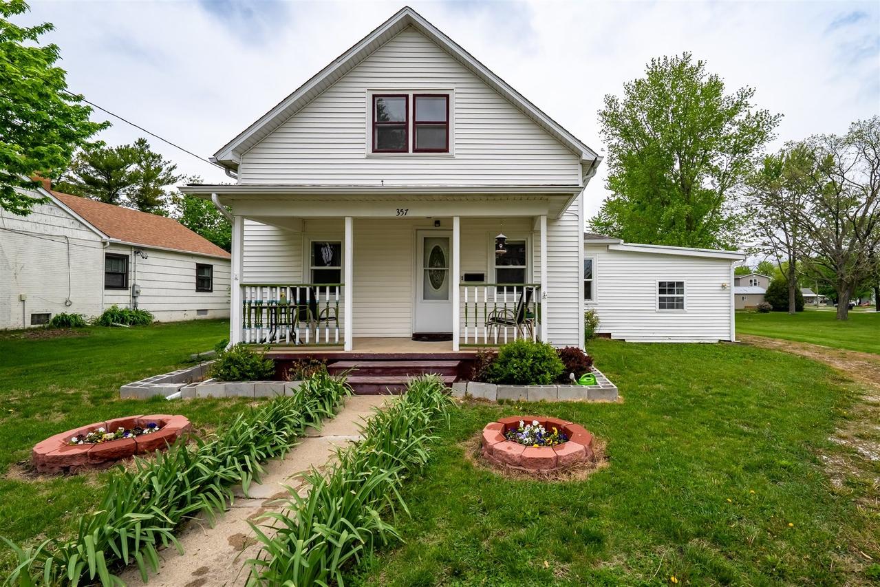 357 W 3rd St., El Paso, IL 61738