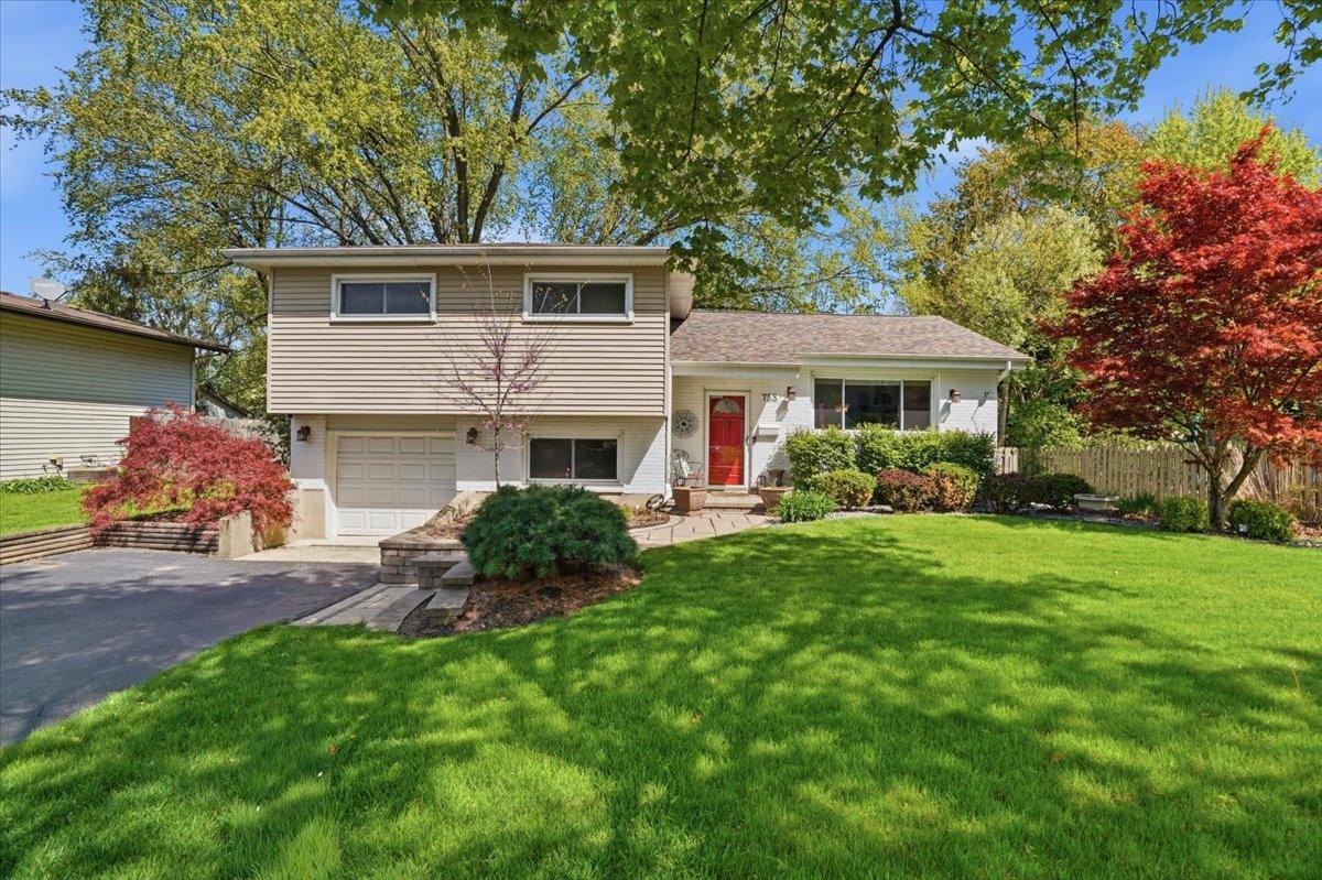 758 7th Ave., Libertyville, IL 60048