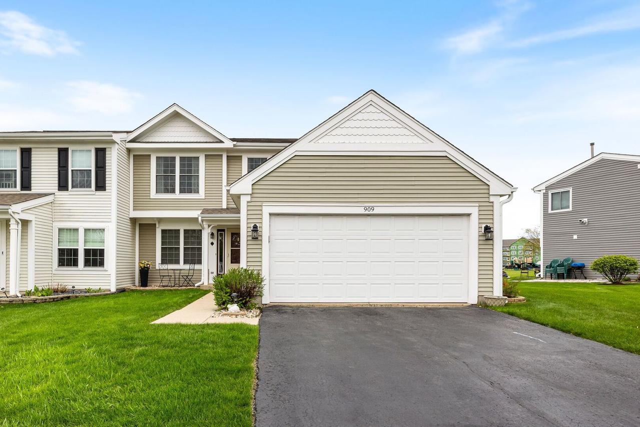 909 Fox Chase Dr Dr., Round Lake Beach, IL 60073