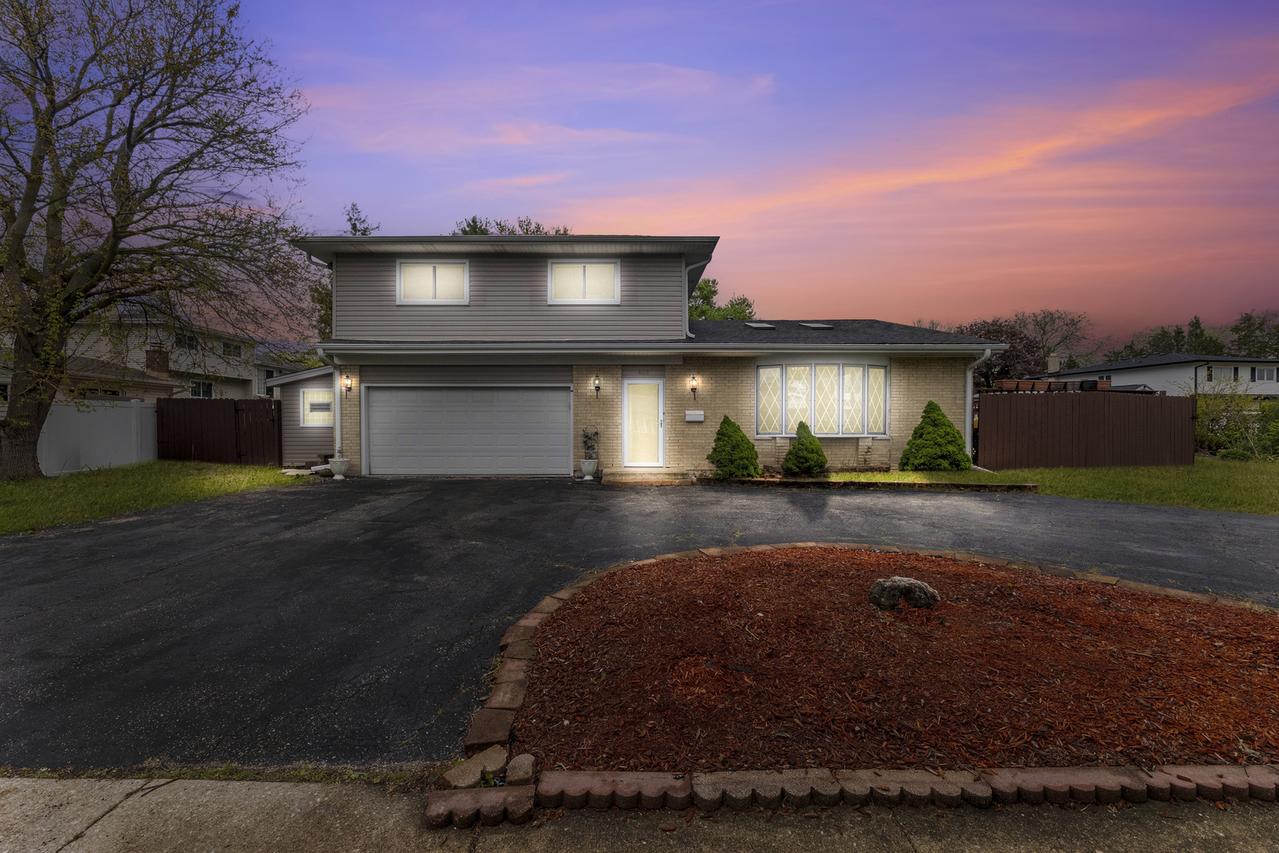 409 Hillcrest Ln., Lombard, IL 60148