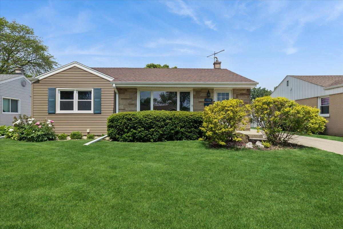 1304 Dennis Pl., Des Plaines, IL 60018