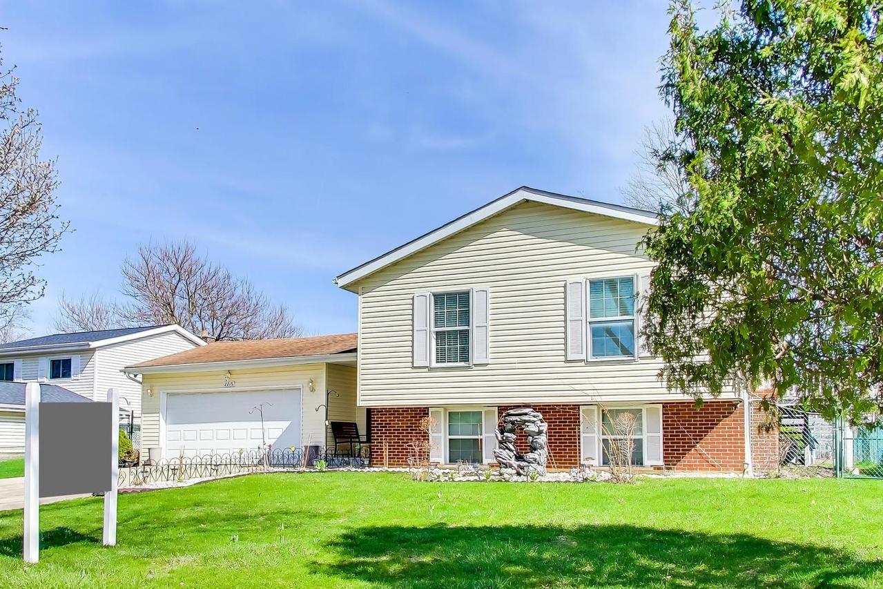 2215 S Bradford Dr., Wheaton, IL 60189