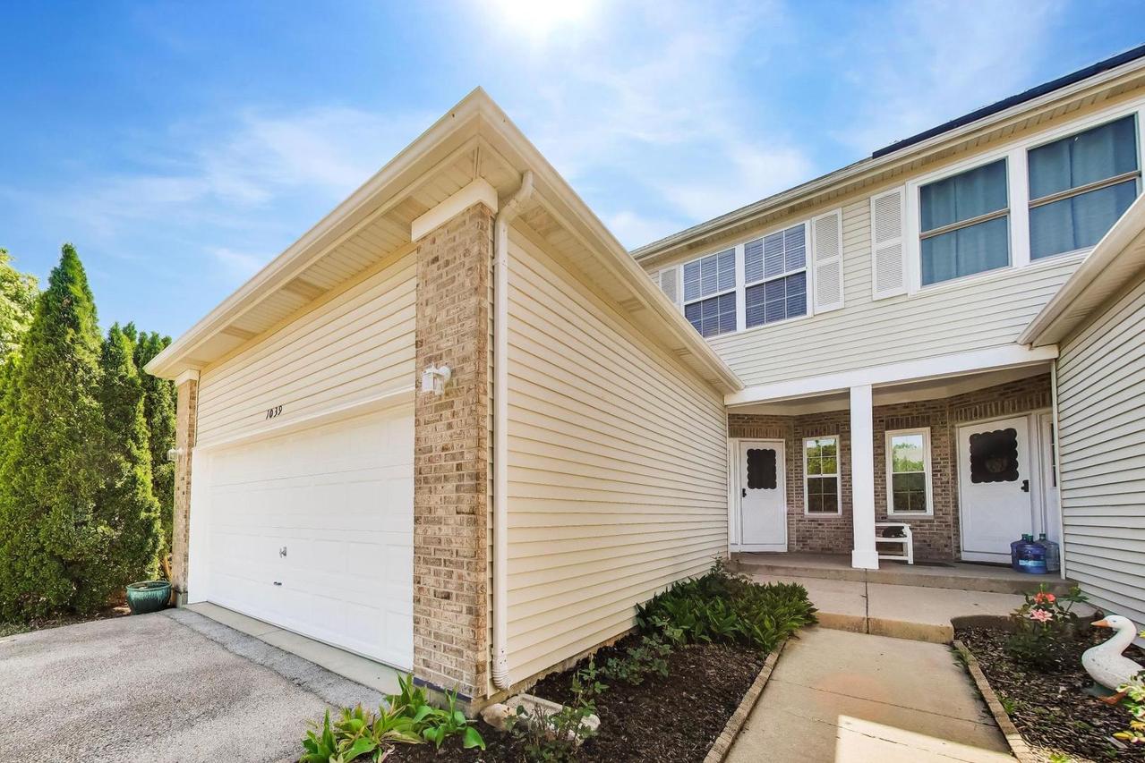 1039 Viewpoint Dr., Lake In The Hills, IL 60156