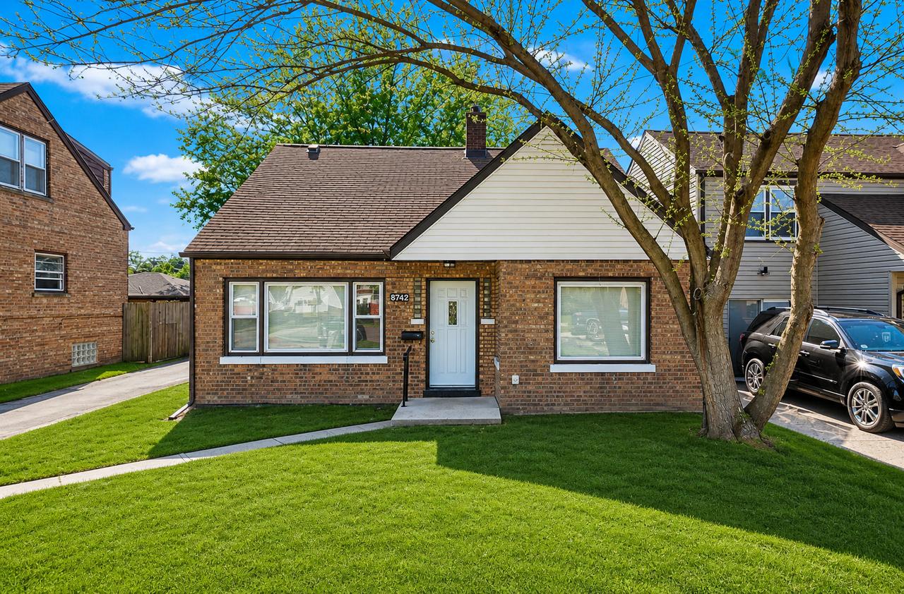 8742 S Washtenaw Ave., Evergreen Park, IL 60805