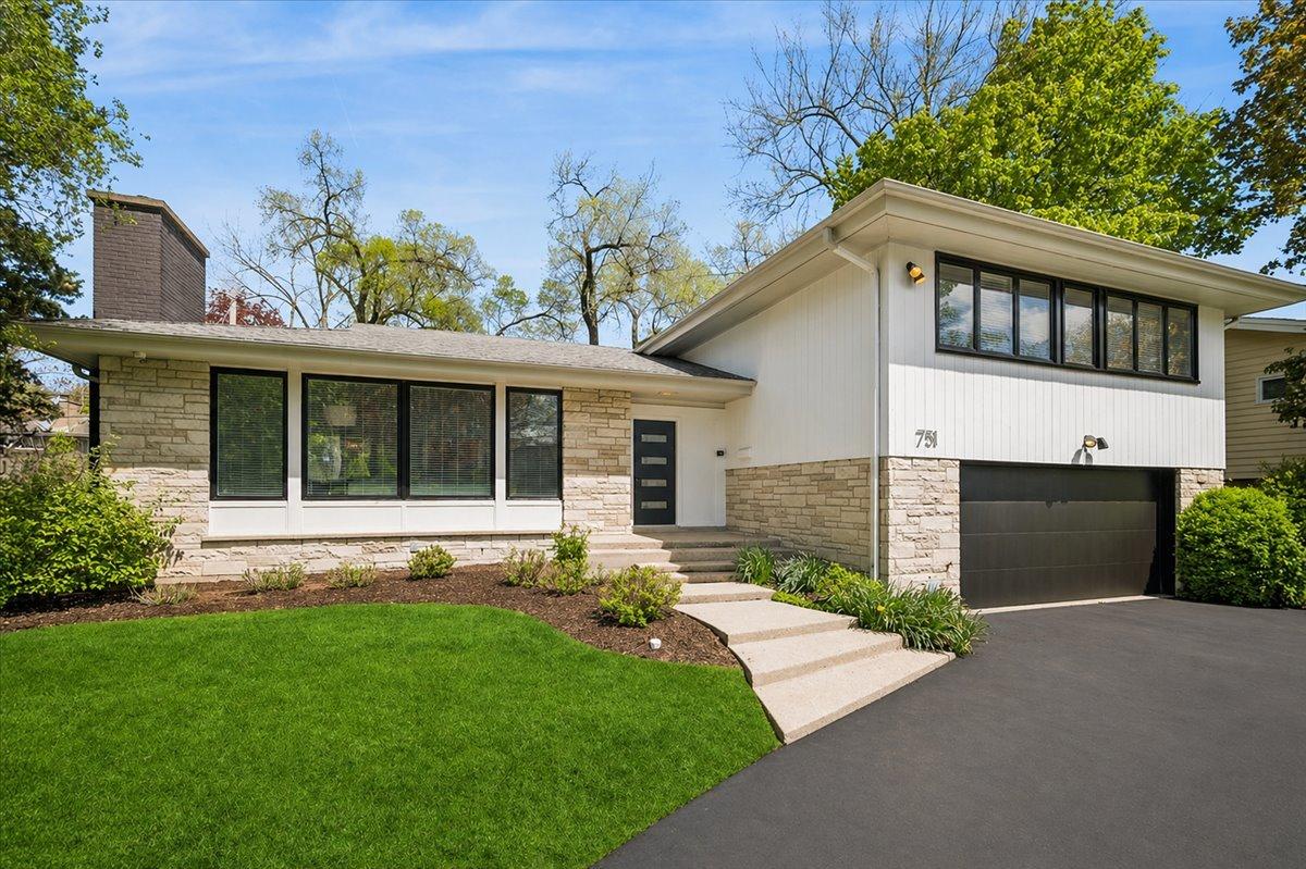 751 Woodridge Ln., Glencoe, IL 60022
