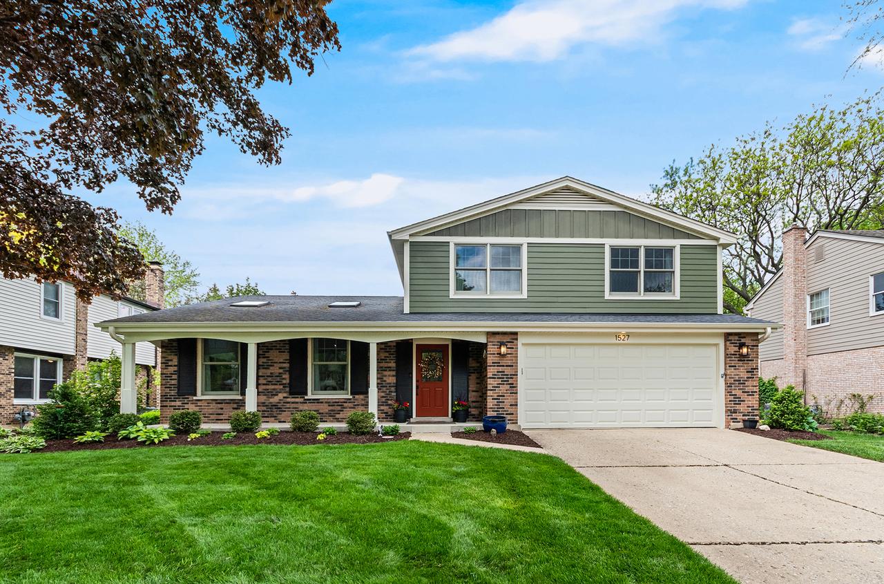 1527 Chickasaw Dr., Naperville, IL 60563