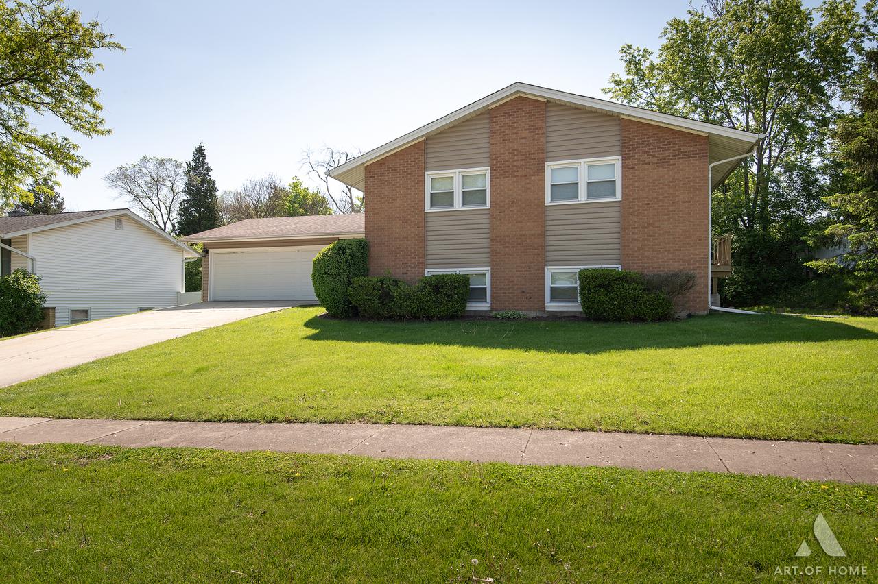 6425 Clark Dr., Woodridge, IL 60517