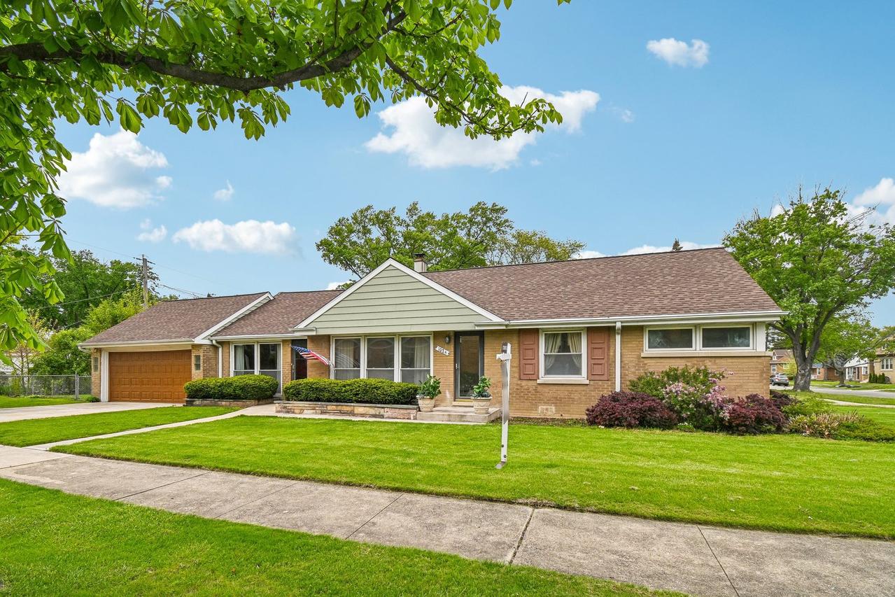 1024 Bristol Ave., Westchester, IL 60154