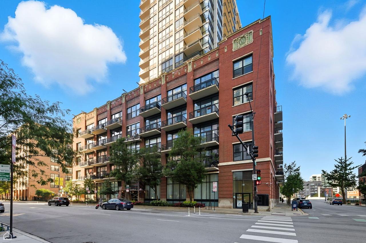 210 S Desplaines St. #807, Chicago, IL 60661