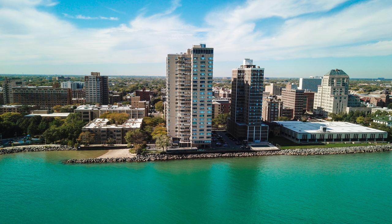 6301 N Sheridan Rd. #24E, Chicago, IL 60660