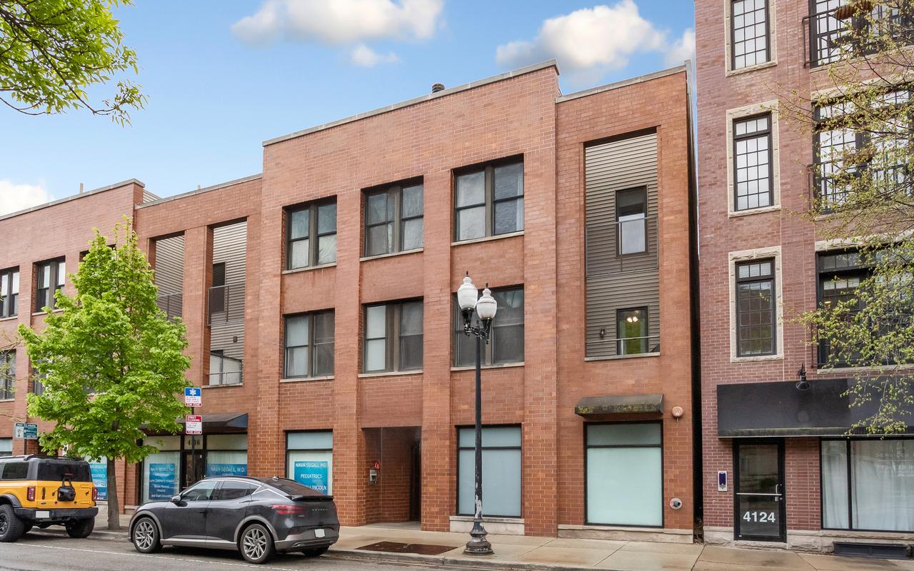 4118 N Lincoln Ave. #302, Chicago, IL 60618