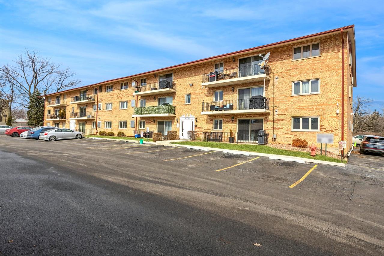 9430 Greenbriar Dr. #2H, Hickory Hills, IL 60457