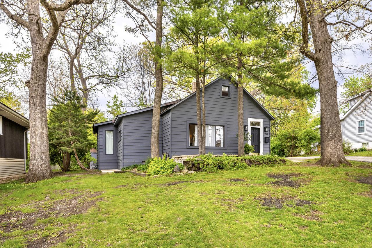 733 Ridge Rd., Lemont, IL 60439