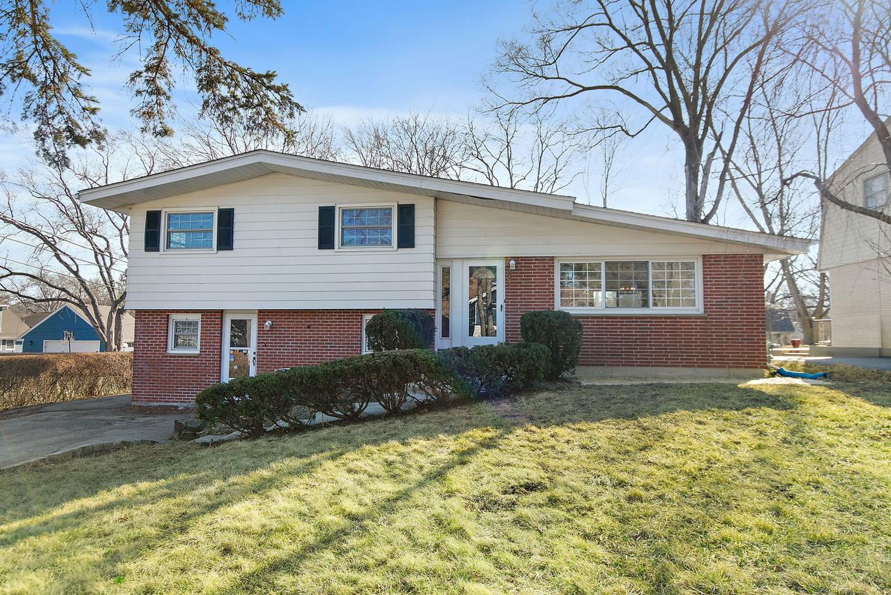 657 Lomond Dr., Mundelein, IL 60060