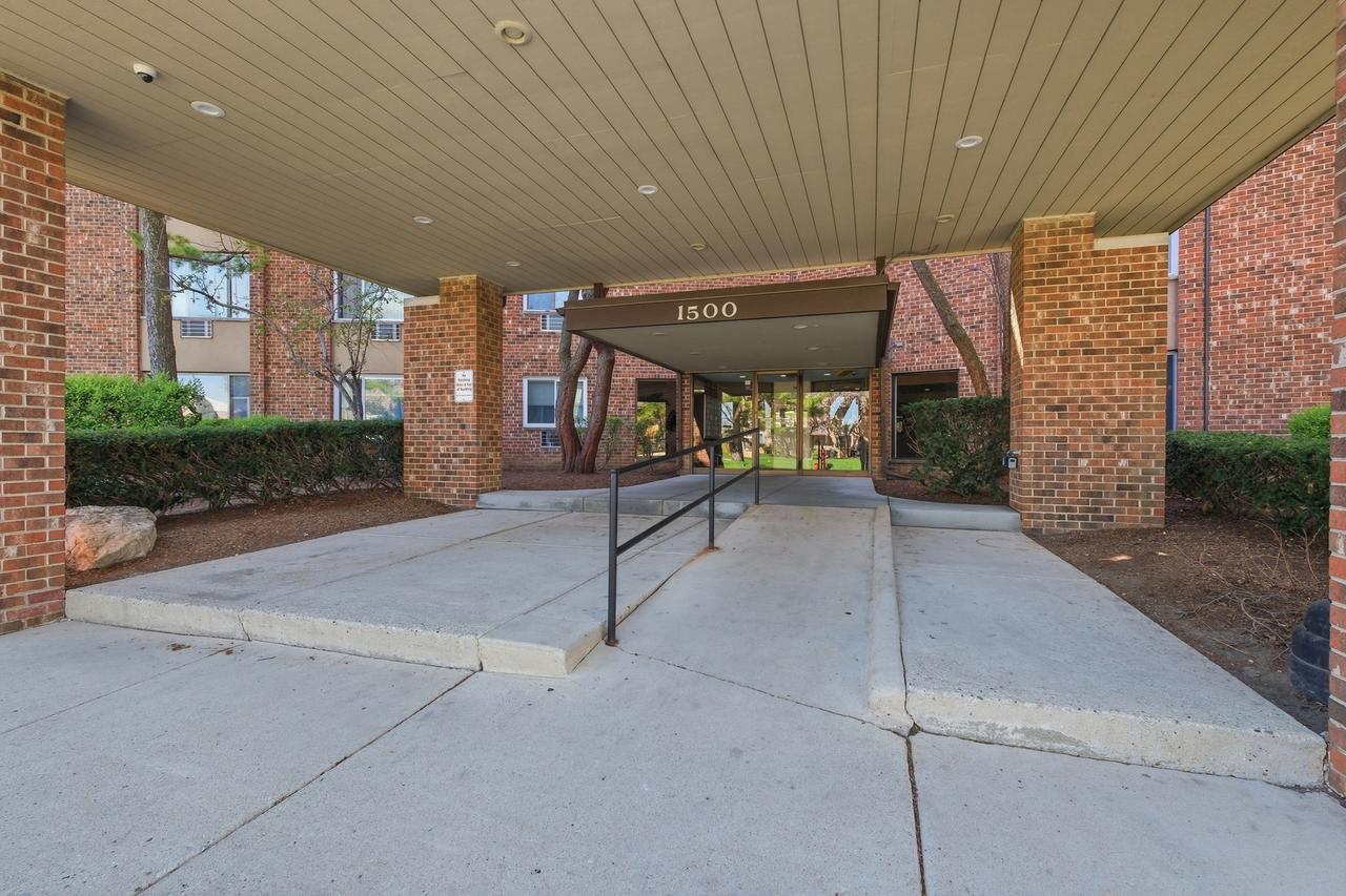 1500 Robin Cir. #112, Hoffman Estates, IL 60169