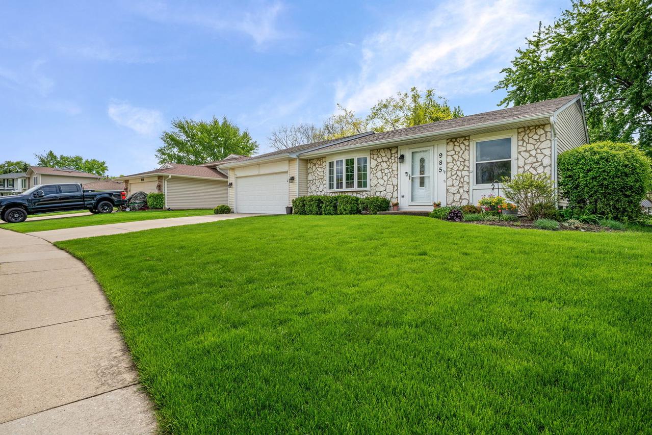 985 Brower Dr., Roselle, IL 60172