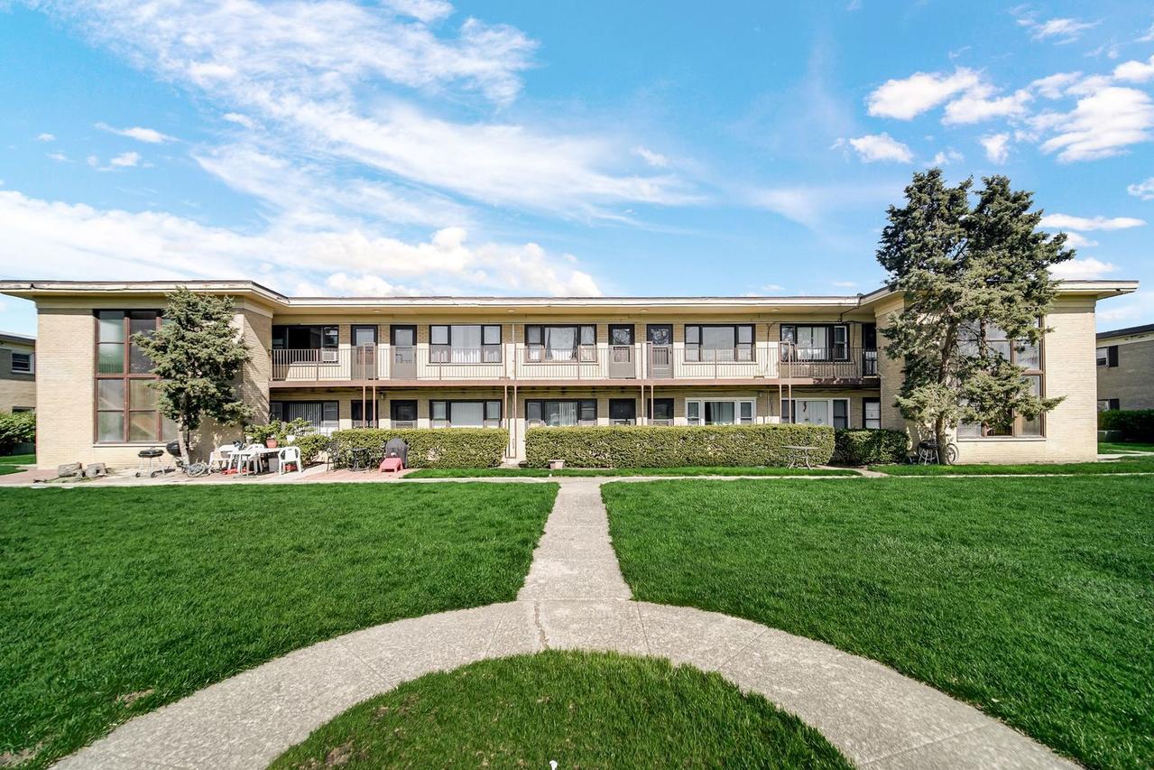 38 King Arthur Ct. #12, Northlake, IL 60164